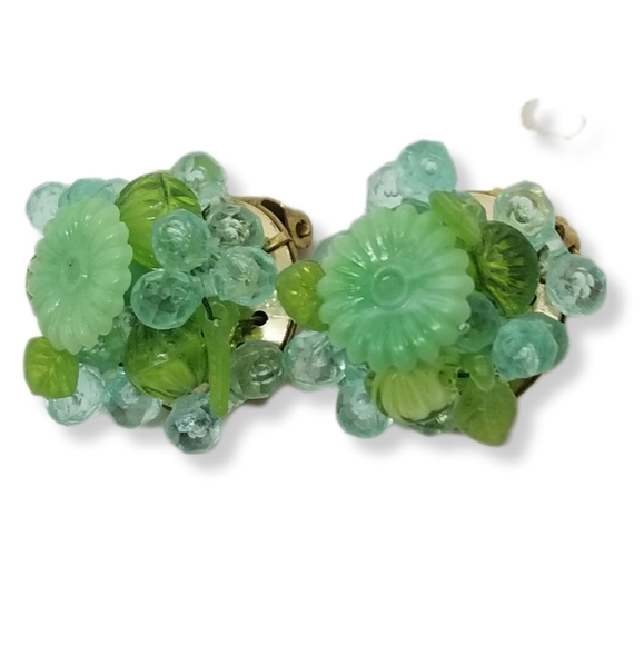 1950s MADE IN HONG KONG GREEN & BLUE LUCITE FLOWER CLUSTER BEAD CLIP ON EARRINGS - Picture 4 of 5